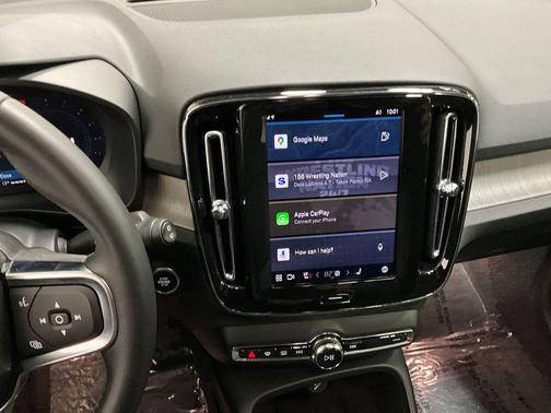 2025 Volvo XC40 B5 Core Bright Theme