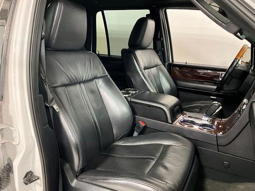White Platinum Clearcoat Metallic 2016 Lincoln Navigator Select