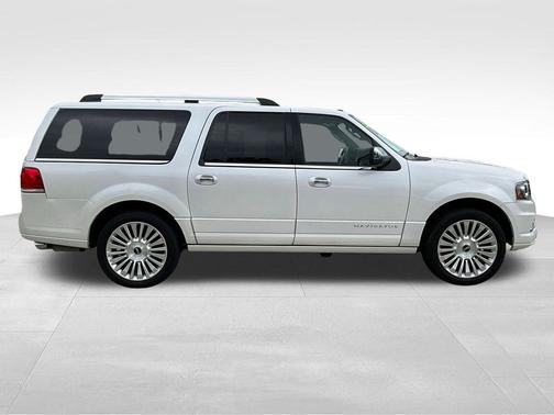 White Platinum Metallic Tri-Coat 2016 Lincoln Navigator Select