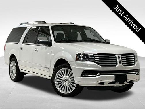 White Platinum Clearcoat Metallic 2016 Lincoln Navigator Select