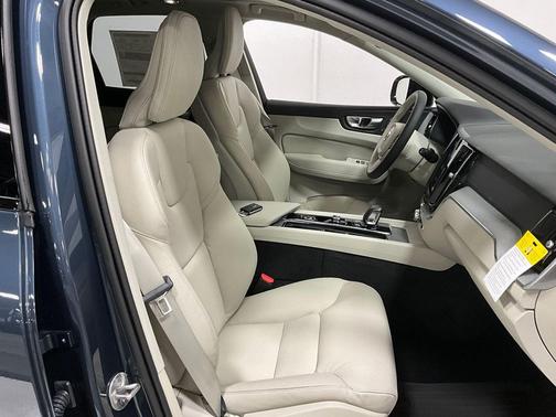 2025 Volvo XC60 Plug-In Hybrid T8 Plus