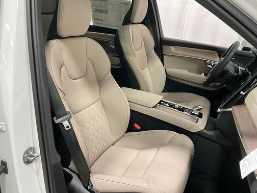 2025 Volvo XC90 Plug-In Hybrid T8 Plus 7-Seater