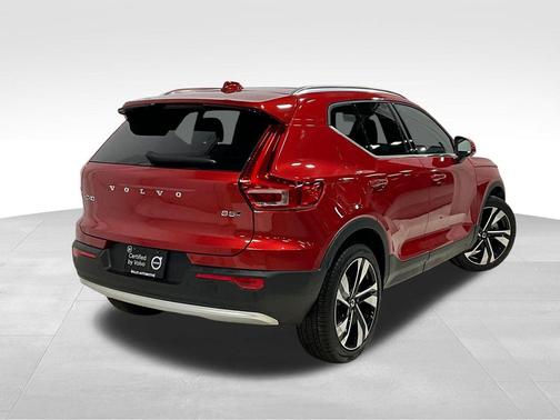 2025 Volvo XC40 B5 Ultra Bright Theme