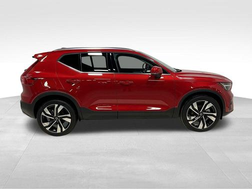 2025 Volvo XC40 B5 Ultra Bright Theme