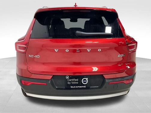 2025 Volvo XC40 B5 Ultra Bright Theme