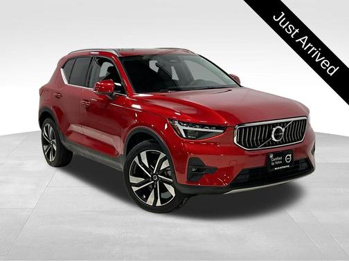 2025 Volvo XC40 B5 Ultra Bright Theme