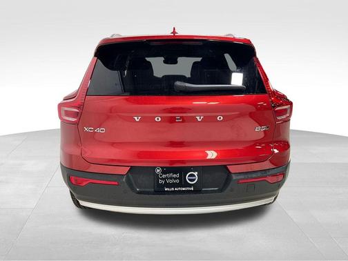 2025 Volvo XC40 B5 Ultra Bright Theme