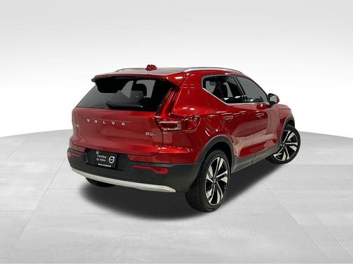 2025 Volvo XC40 B5 Ultra Bright Theme
