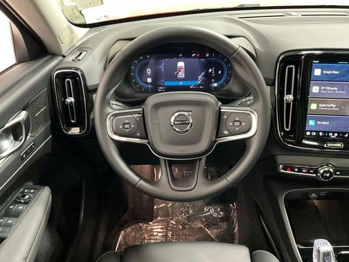 2025 Volvo XC40 B5 Ultra Bright Theme