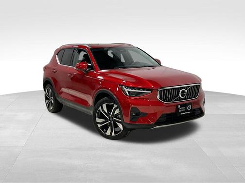 2025 Volvo XC40 B5 Ultra Bright Theme