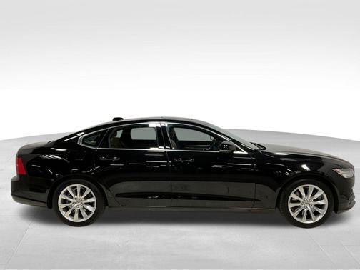 2017 Volvo S90 T6 Momentum