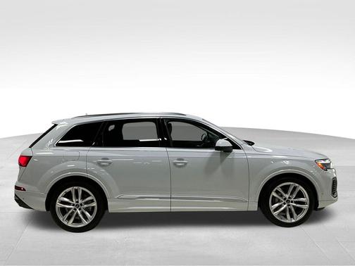 Glacier White Metallic 2025 Audi Q7 55 Prestige