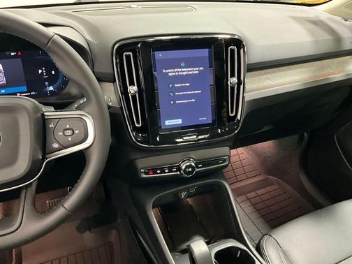 2025 Volvo XC40 B5 Core Bright Theme