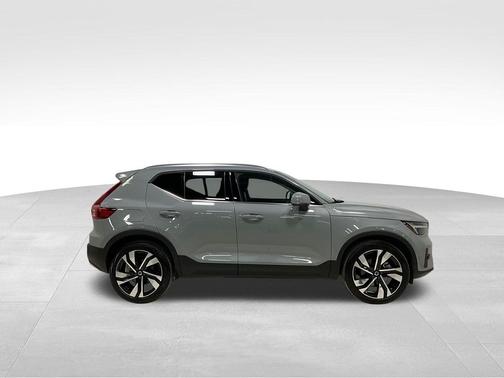 2025 Volvo XC40 B5 Plus Bright Theme
