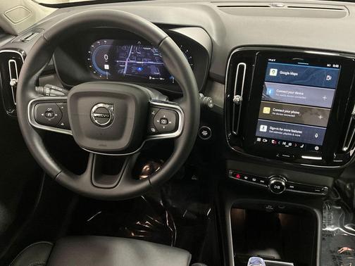 2025 Volvo XC40 B5 Plus Bright Theme