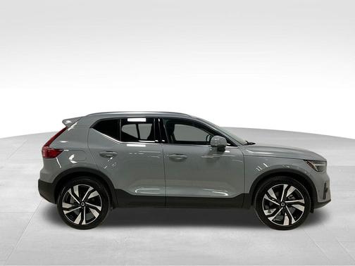 2025 Volvo XC40 B5 Plus Bright Theme