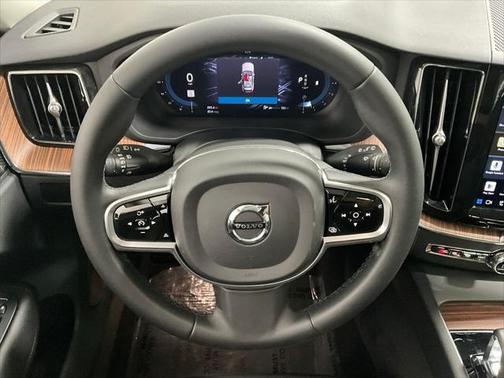 2023 Volvo XC60 B5 Plus Dark Theme