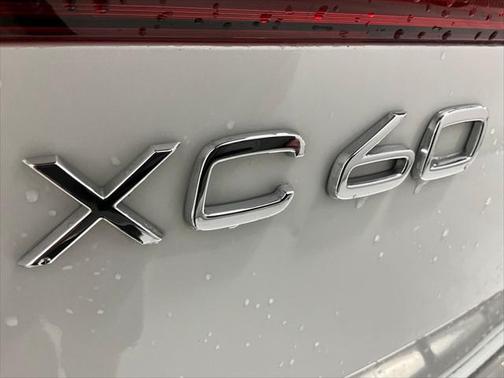 2023 Volvo XC60 B5 Plus Dark Theme