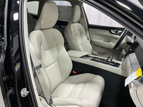 2025 Volvo XC60 Plug-In Hybrid T8 Plus