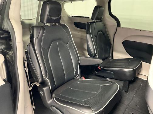 Granite Crystal Metallic Clearcoat 2023 Chrysler Pacifica Limited