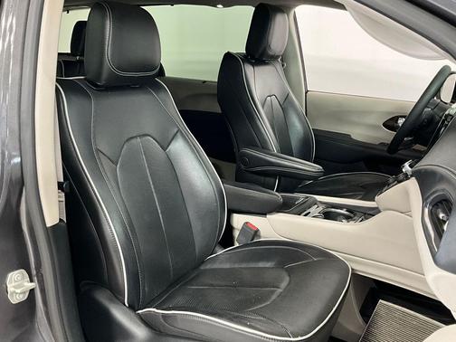Granite Crystal Metallic Clearcoat 2023 Chrysler Pacifica Limited