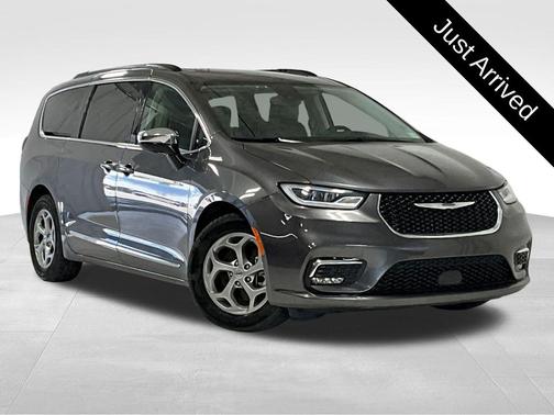 Granite Crystal Metallic Clearcoat 2023 Chrysler Pacifica Limited