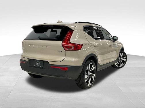 Sand Dune Metallic 2026 Volvo XC40 B5 Ultra