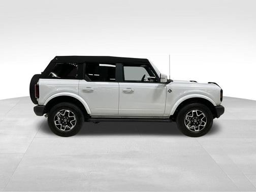 Oxford White 2024 Ford Bronco Outer Banks