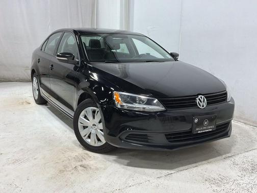 Black Uni 2014 Volkswagen Jetta Auto SE