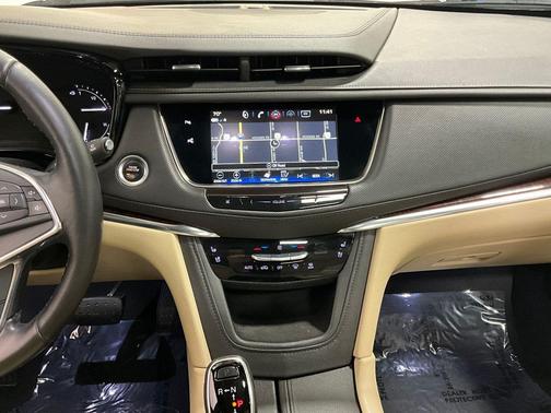 Crystal White Tricoat 2019 Cadillac XT5 Premium Luxury