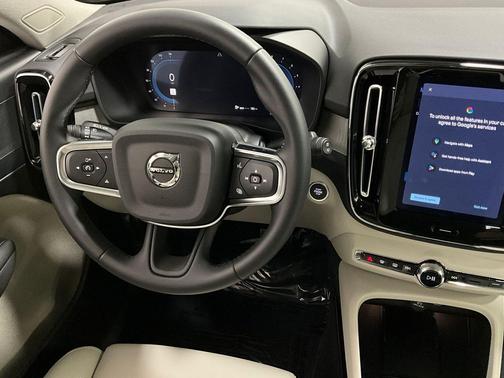 2025 Volvo XC40 B5 Plus Bright Theme