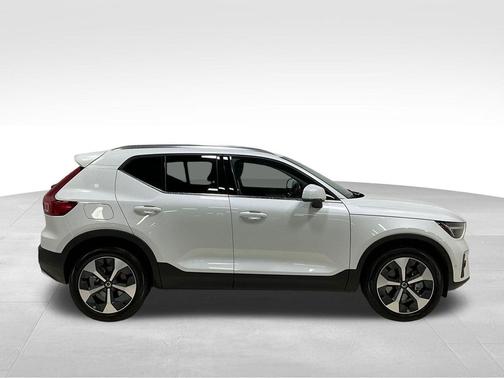 2025 Volvo XC40 B5 Plus Bright Theme