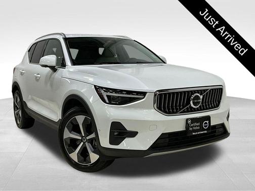 2025 Volvo XC40 B5 Plus Bright Theme