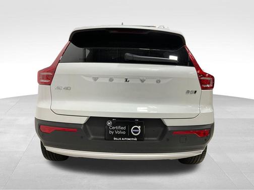 2025 Volvo XC40 B5 Plus Bright Theme
