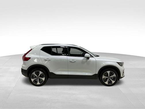 2025 Volvo XC40 B5 Plus Bright Theme