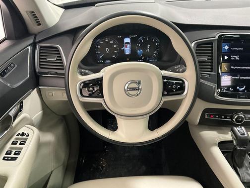 Crystal White Metallic 2020 Volvo XC90 T6 Momentum