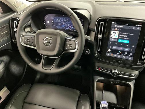 2026 Volvo XC40 Ultra, B5 AWD Gas (mild hybrid), Dark