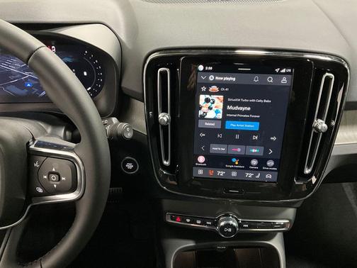 2026 Volvo XC40 Ultra, B5 AWD Gas (mild hybrid), Dark