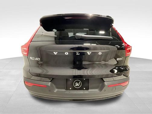 2026 Volvo XC40 Ultra, B5 AWD Gas (mild hybrid), Dark