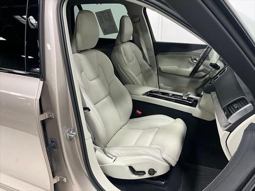 2023 Volvo XC90 Recharge Plug-In Hybrid T8 Ultimate Dark Theme 7-Seater