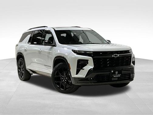 Iridescent Pearl Tricoat 2024 Chevrolet Traverse RS