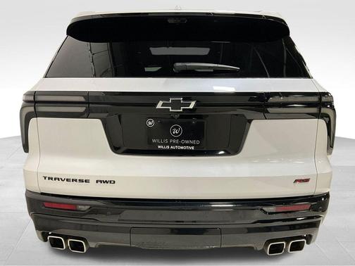 Iridescent Pearl Tricoat 2024 Chevrolet Traverse RS