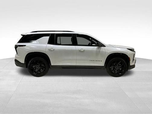 Iridescent Pearl Tricoat 2024 Chevrolet Traverse RS