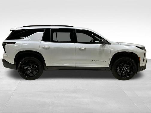 Iridescent Pearl Tricoat 2024 Chevrolet Traverse RS