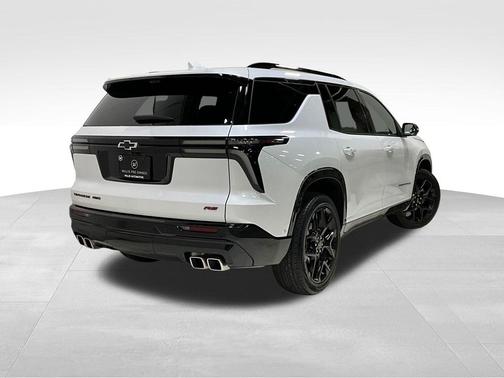 Iridescent Pearl Tricoat 2024 Chevrolet Traverse RS