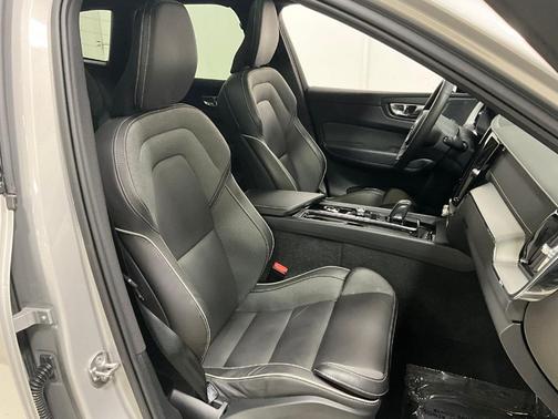 2022 Volvo XC60 B6 R-Design