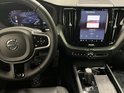 2022 Volvo XC60 B6 R-Design