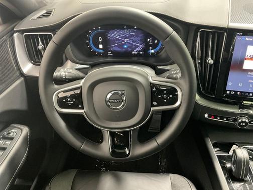 2022 Volvo XC60 B6 R-Design