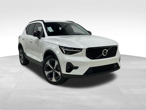 2026 Volvo XC40 B5 Plus