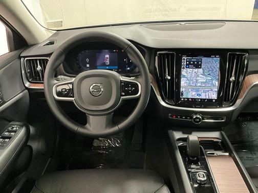 2025 Volvo V60 Cross Country Plus, B5 AWD Gas (mild hybrid)